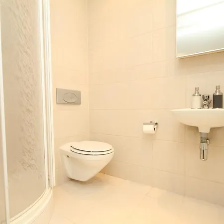 Fantastic Sleeps 6 Apartment *