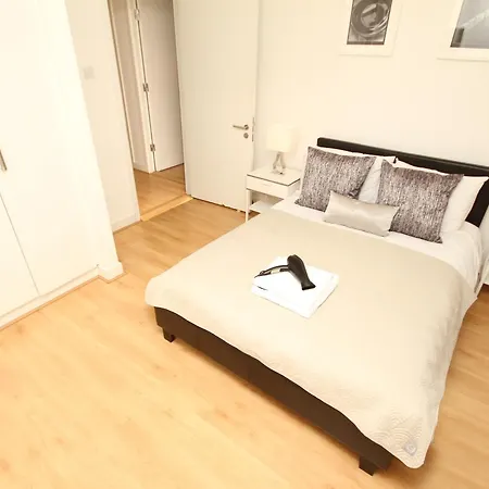 Fantastic Sleeps 6 Apartment *